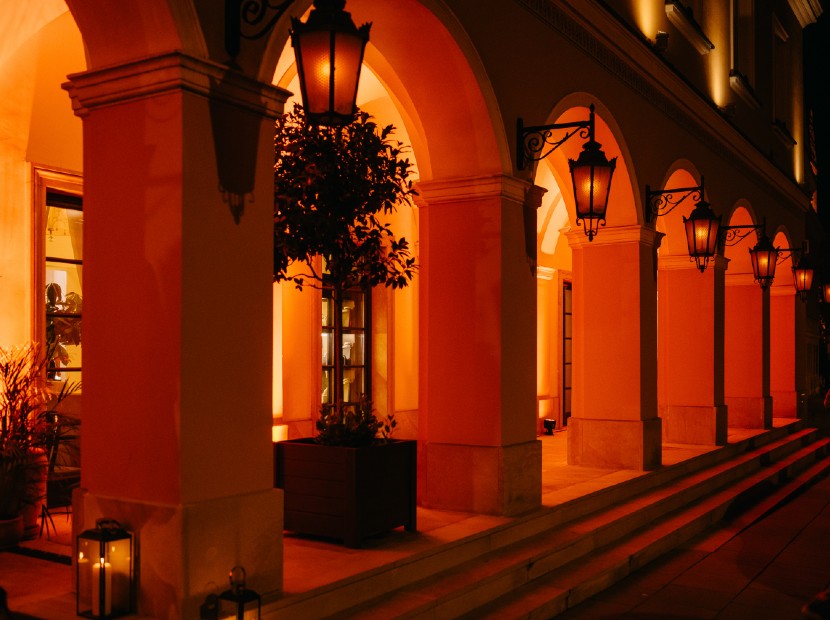 Mamasion Le Regina_entrance by summer night 830x620